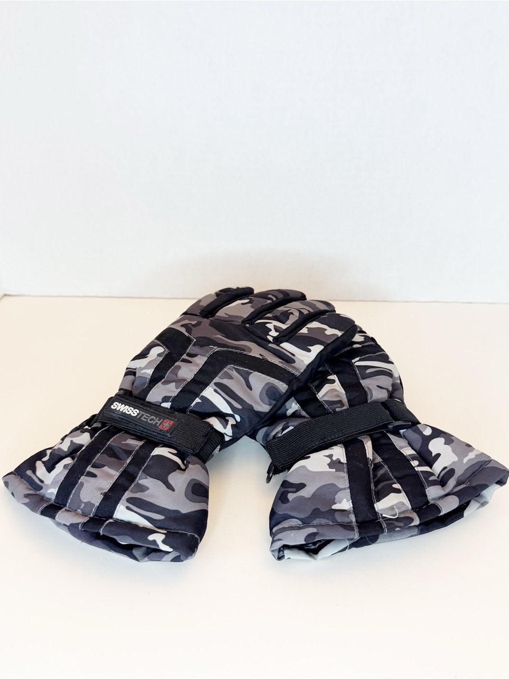Swiss Tech Men's Black & Gray Camo Insulated Gloves